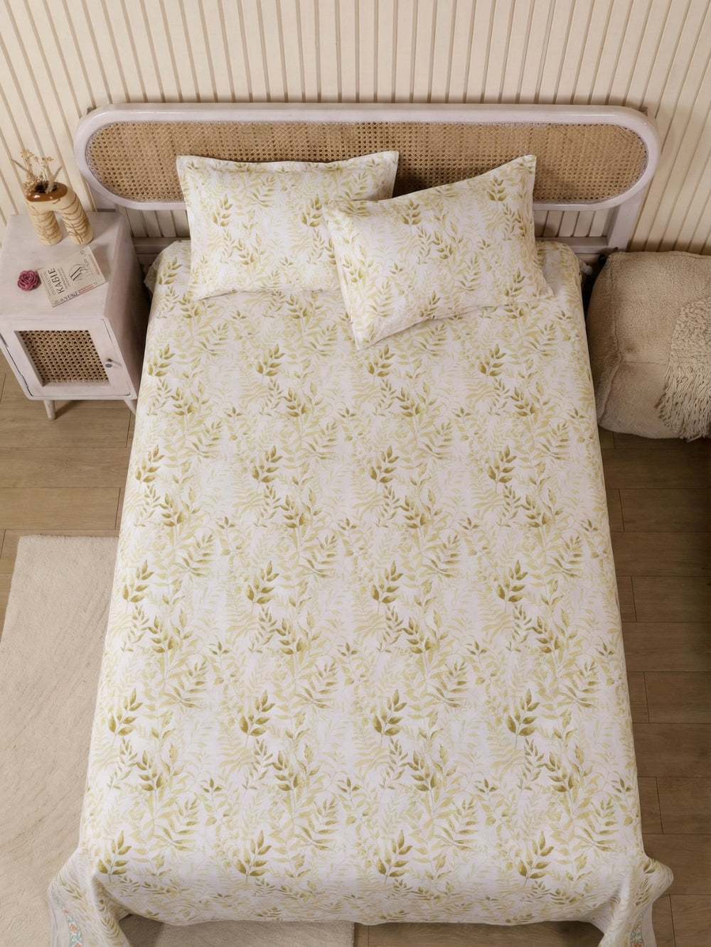 Elegant Leaf Print Bedspread – Stylish and Comfortable Bedding for a Refreshing Bedroom