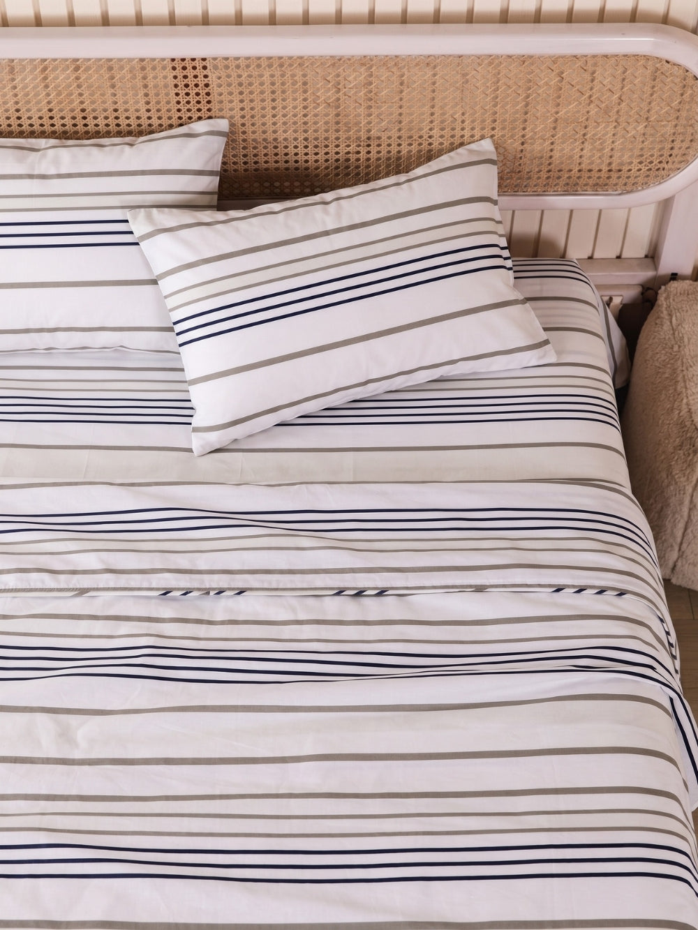 Smart Stripe — 3 Piece Bedsheet Set