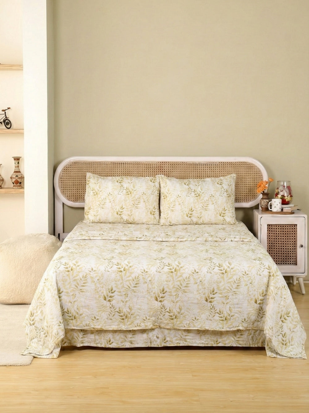 Elegant Leaf Print Bedspread – Stylish and Comfortable Bedding for a Refreshing Bedroom